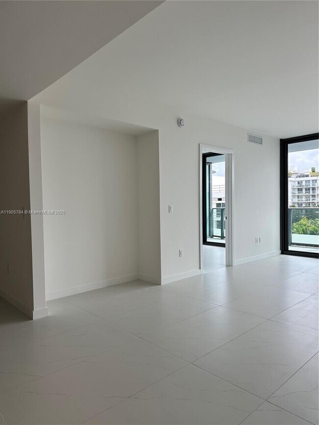 Building Photo - 9901 E Bay Harbor Dr