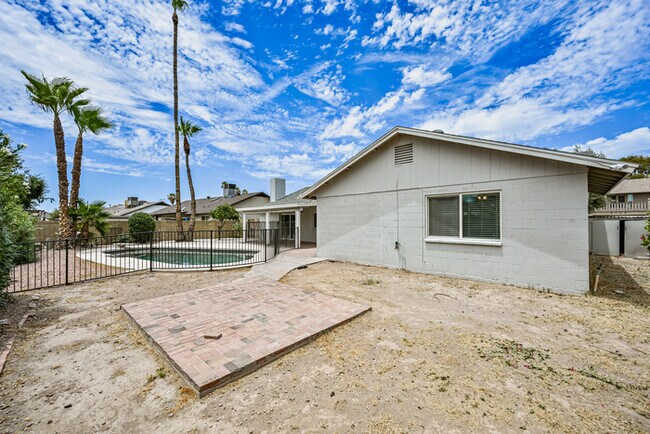 Building Photo - 4 bedroom with Pool !!