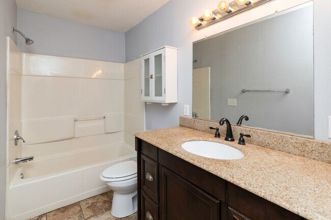 Building Photo - GREAT BACKYARD!! 3 Bed, 1 Bath Home in Des Moines