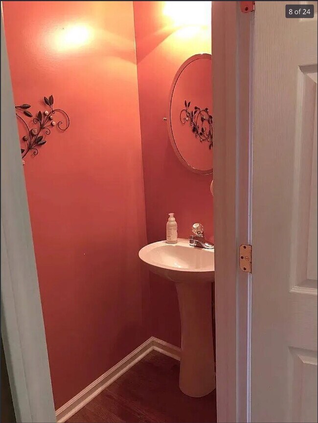 Building Photo - 4 bed/3bth with over 2000 sq ft. In beauti...