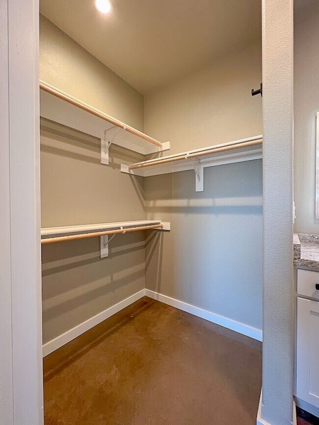 Building Photo - Pet Friendly 2 bed/ 1.5 bath unit at Soldier Ridge!