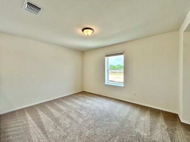 Building Photo - Spacious & Updated 4/BR 3/5/BA Home with M...