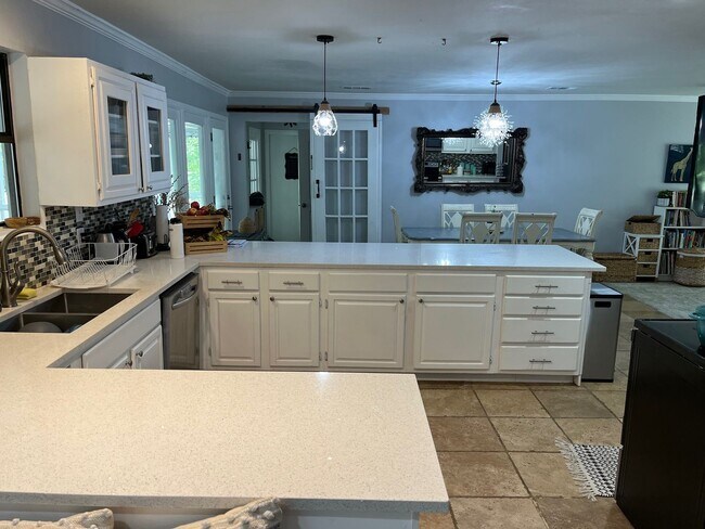 Building Photo - 830 Blackburn St