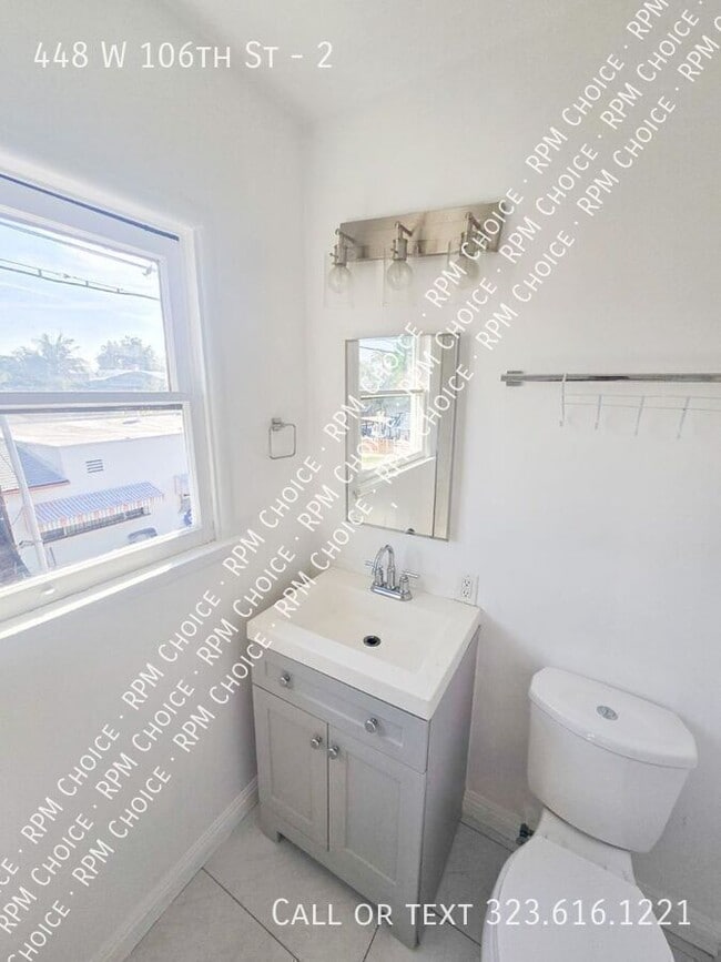 Building Photo - 448 W 106th St