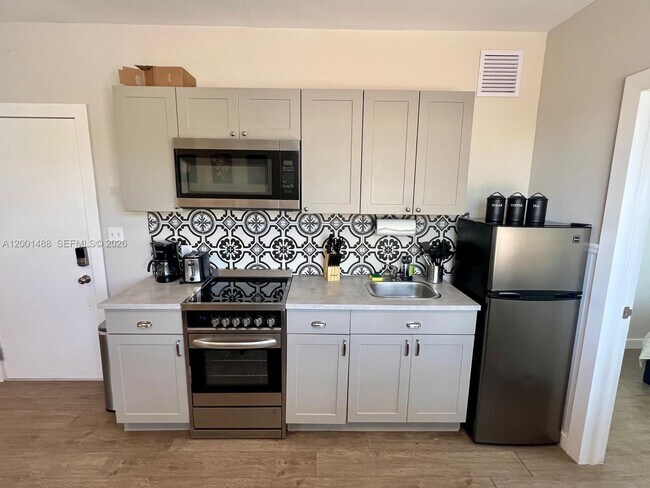 Building Photo - 2932 NW 16th Ave