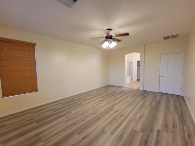 Building Photo - 3562 E Meadowview Dr