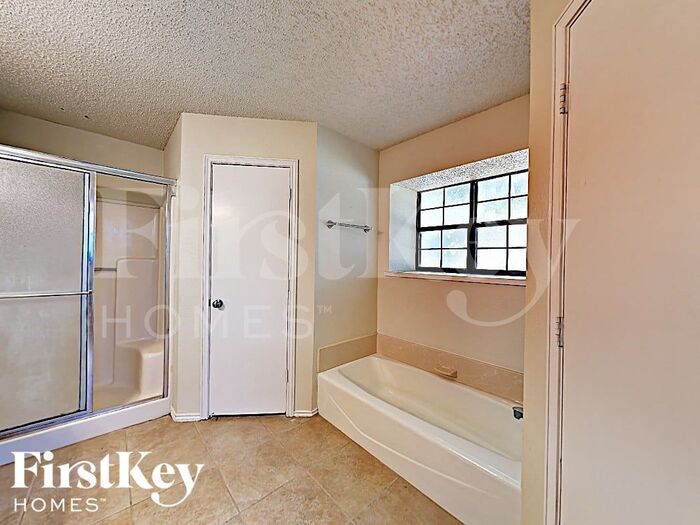 Building Photo - 8213 Meadowbrook Dr
