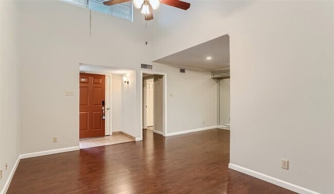 Building Photo - 16301 Ledgemont Ln