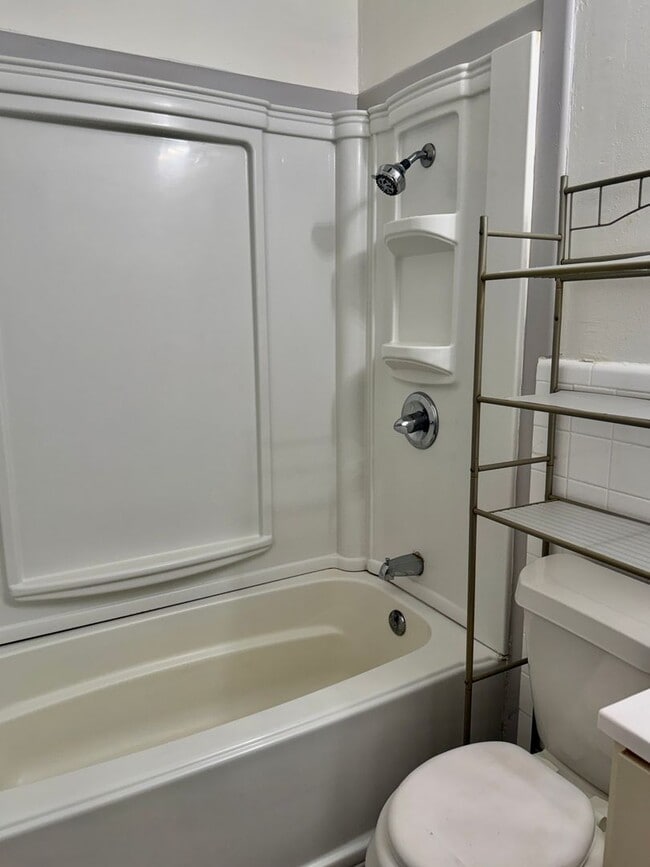 Building Photo - Adorable 3/1.5/1 in Great Location! Minutes from Tech and Hospitals!