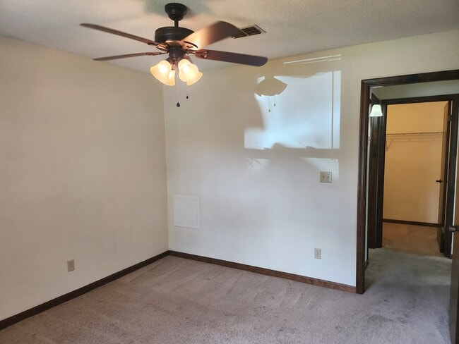 Building Photo - 35097 Whispering Oaks Blvd