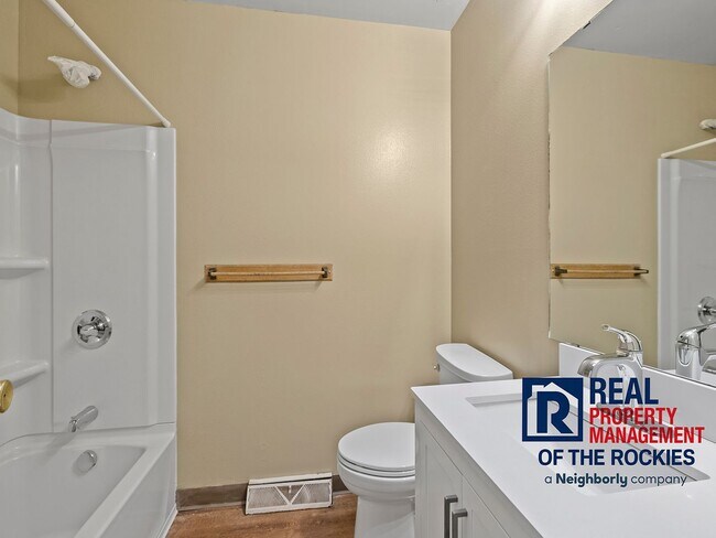 Building Photo - Recently Updated 4 Bed 3 Bath House in W. ...