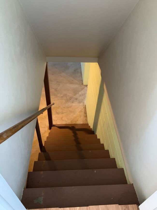 Building Photo - Move-in ready!! Bonus room that could easi...