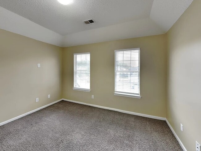 Building Photo - 408 Leafmore Rd SW