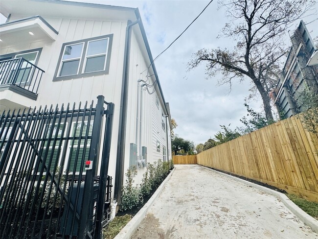 Building Photo - 5420 Elysian St