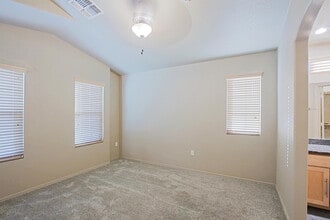 Building Photo - 2402 E 5th St