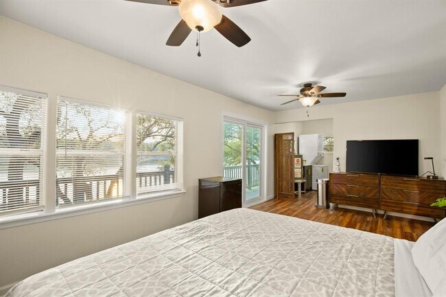 Building Photo - 1352 Lakeshore Dr