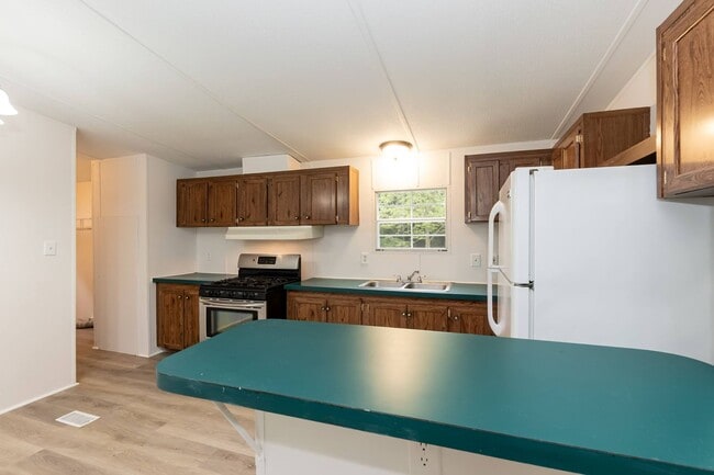 Building Photo - Well Maintained Three Bedroom Home!