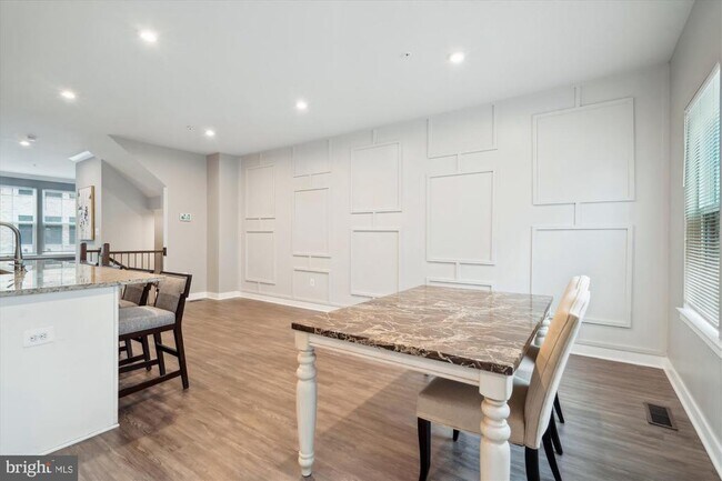 Building Photo - 2824 Lewis Ave