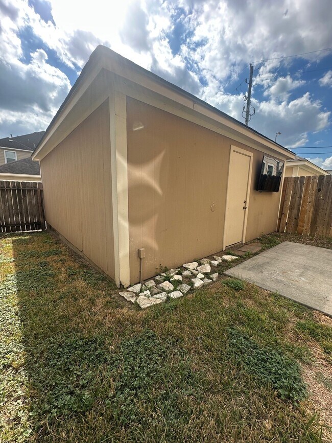 Building Photo - 8045 Ellinger Ln