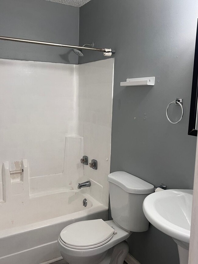 Building Photo - Duplex with Great City Access