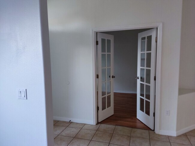Building Photo - 4/2/2, Beautiful and Spacious!