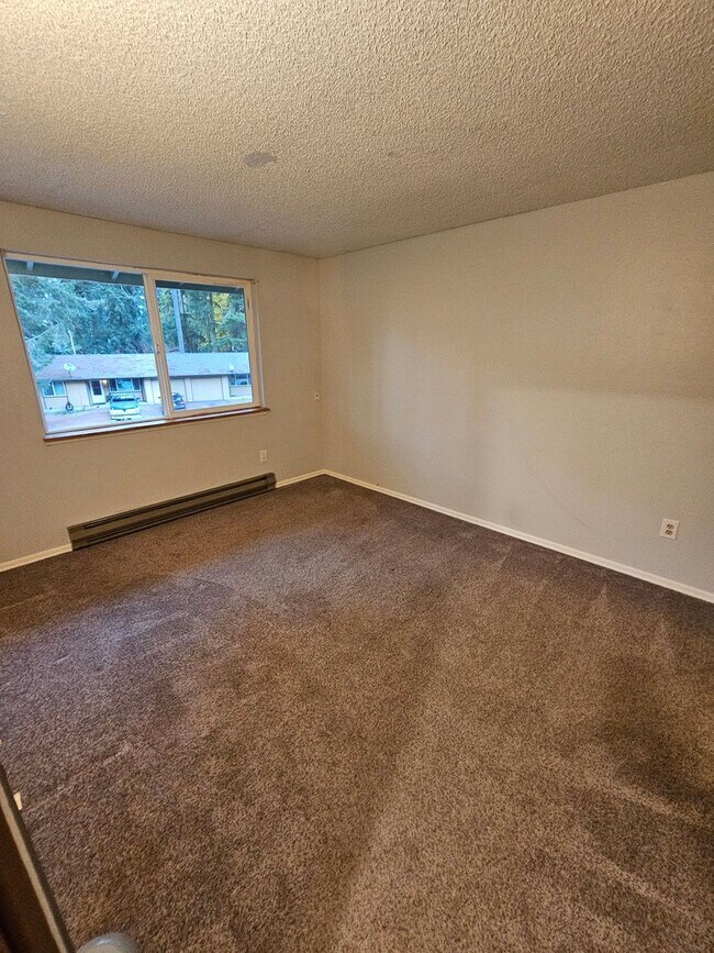 Building Photo - Port Orchard townhouse close to everything