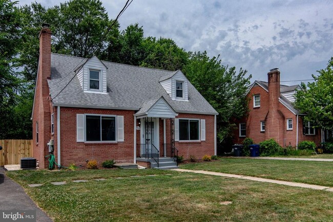 Building Photo - 3034 Fenwick Rd