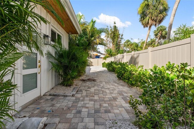 Building Photo - 4879 Commonwealth Dr