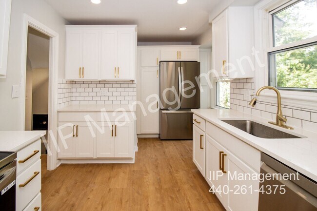 Building Photo - 3549 Grosvenor Rd
