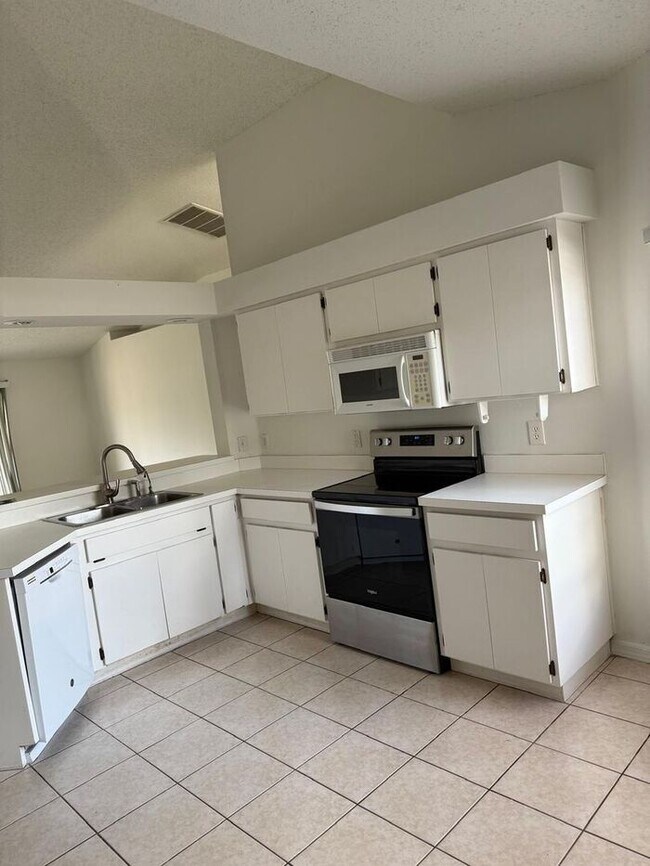 Building Photo - Spacious 3-Bedroom Home with Open Floor Plan – Great Location!