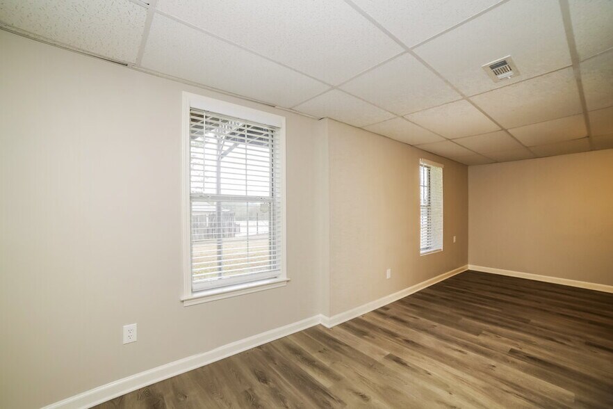 Building Photo - 100 Ashford Dr