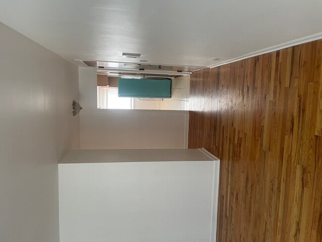 Building Photo - 6827 N Oakley Ave