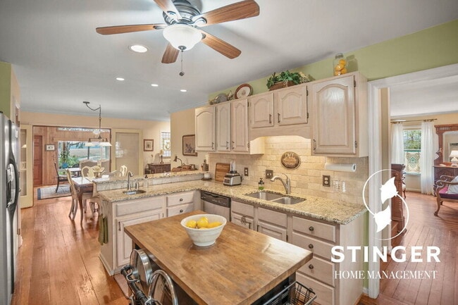 Building Photo - 1808 Lenora Dr