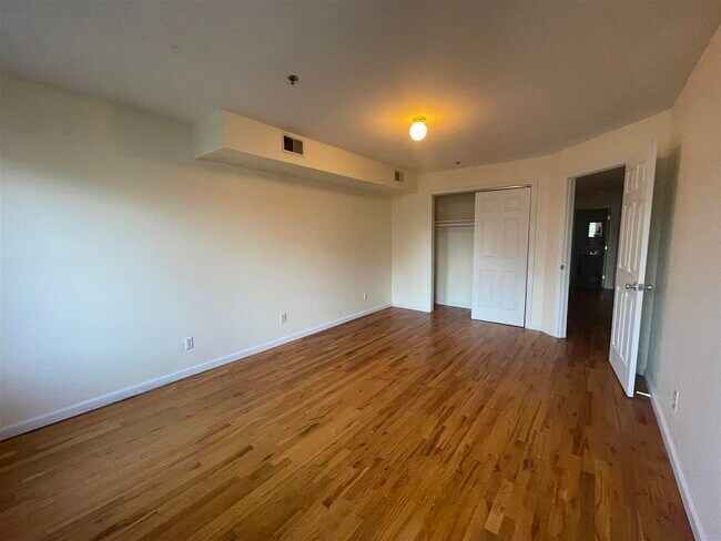 Building Photo - 836 Broadway St