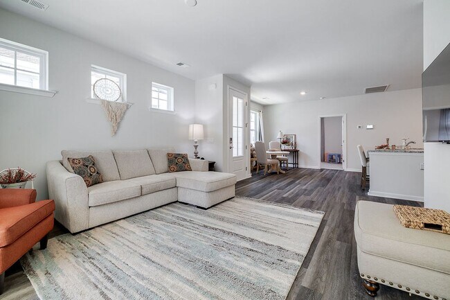 Building Photo - Move-In Ready 3-Bedroom Villa in Gated Savannah Quarters!