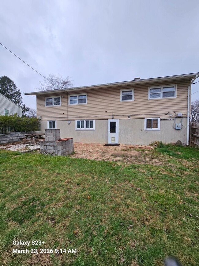 Building Photo - EDGEWOOD - SINGLE FAMILY RANCHER