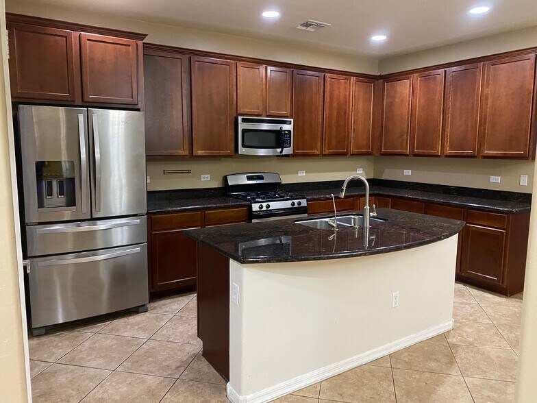 Building Photo - 10437 S Painted Mare Dr