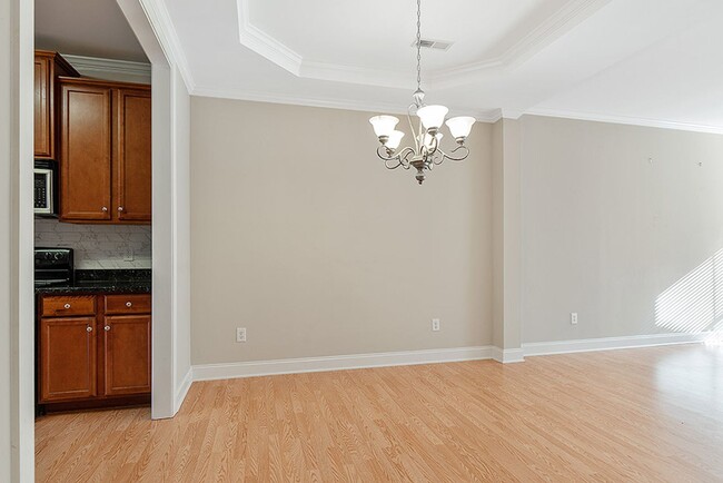 Building Photo - 3 Bed, 2.5 Bath Townhome in the heart of D...