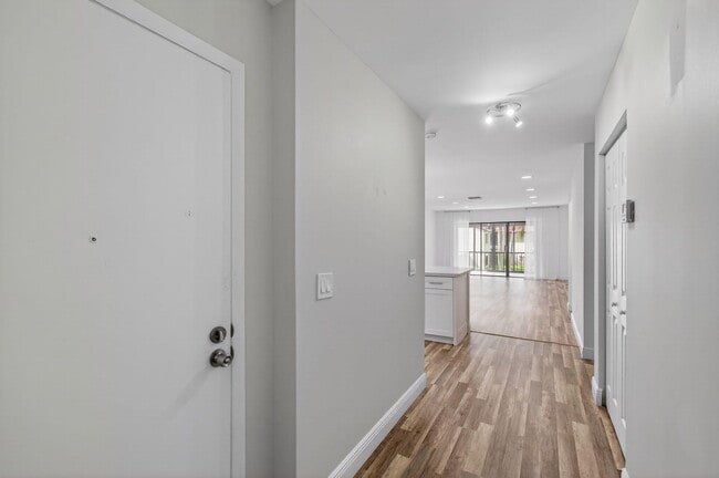 Building Photo - 8536 Casa Del Lago