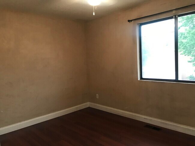 Building Photo - 710 Legion Dr
