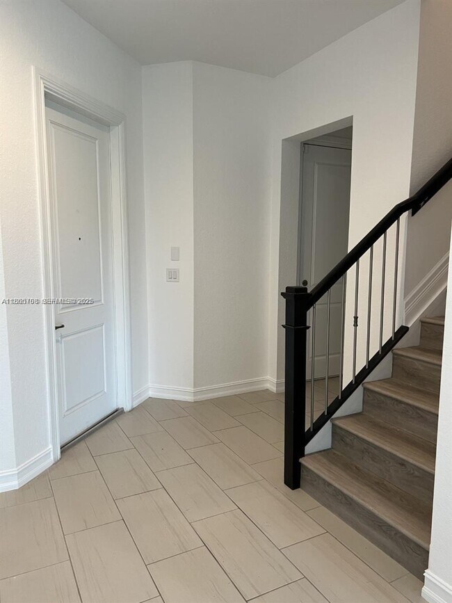 Building Photo - 11539 SW 13th Dr