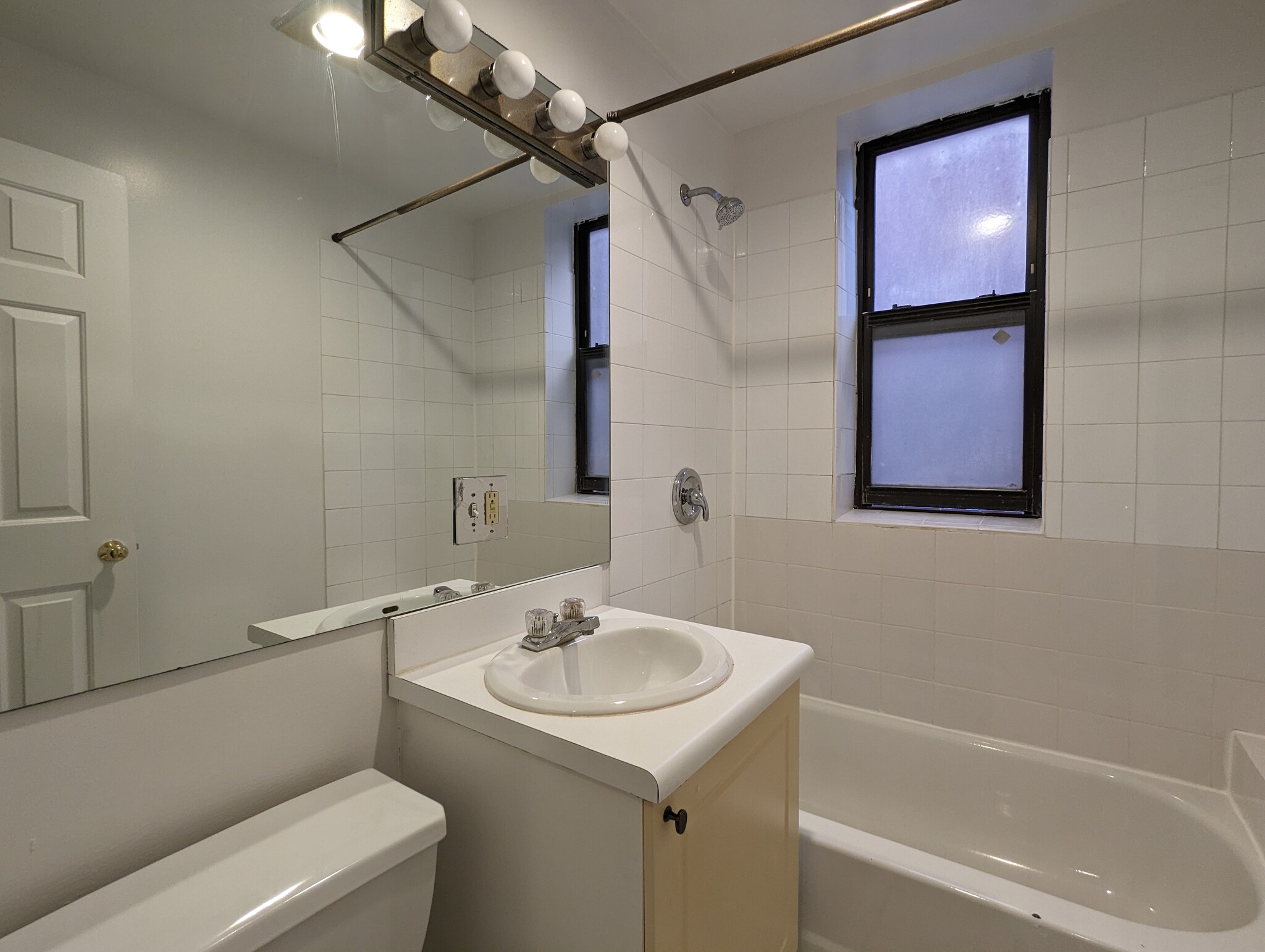 Building Photo - 912 W Dakin St