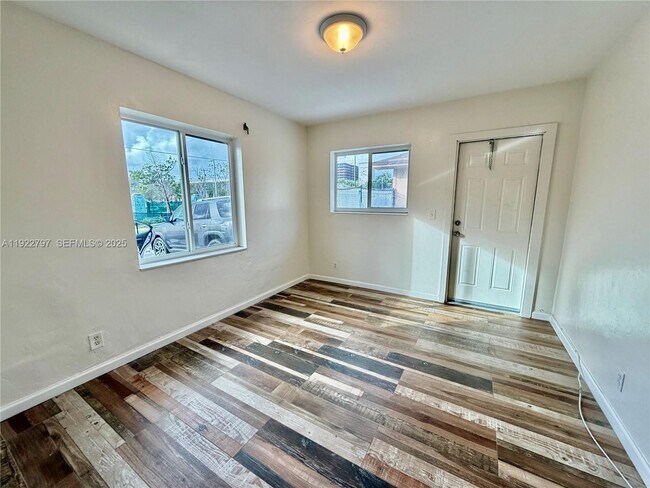 Building Photo - 1821 N 17th Ct