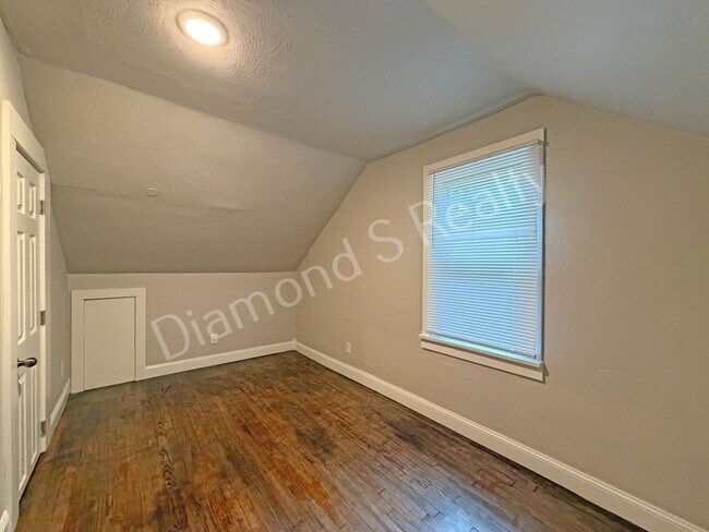 Building Photo - 916 N Pickwick Ave