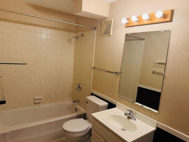 Building Photo - West End 4/2 - Amazing Location