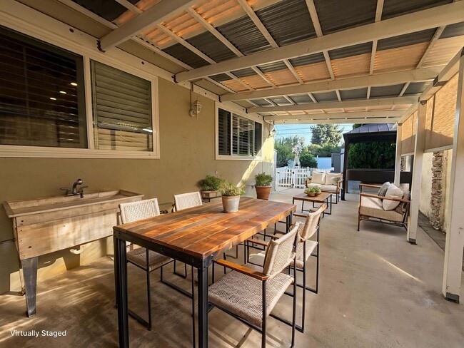 Building Photo - Beautifully updated 3bed/2bath Single-Leve...