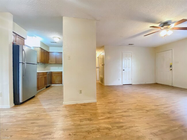 Building Photo - 2 br, 1 bath Condo - 404 Kenniston Dr B B