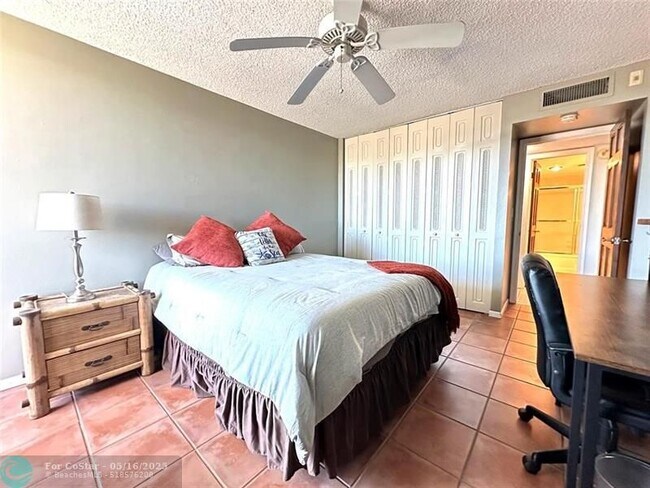 Building Photo - 1350 River Reach Dr