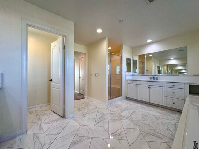 Building Photo - Welcome to this stunning 5 bedroom home fo...