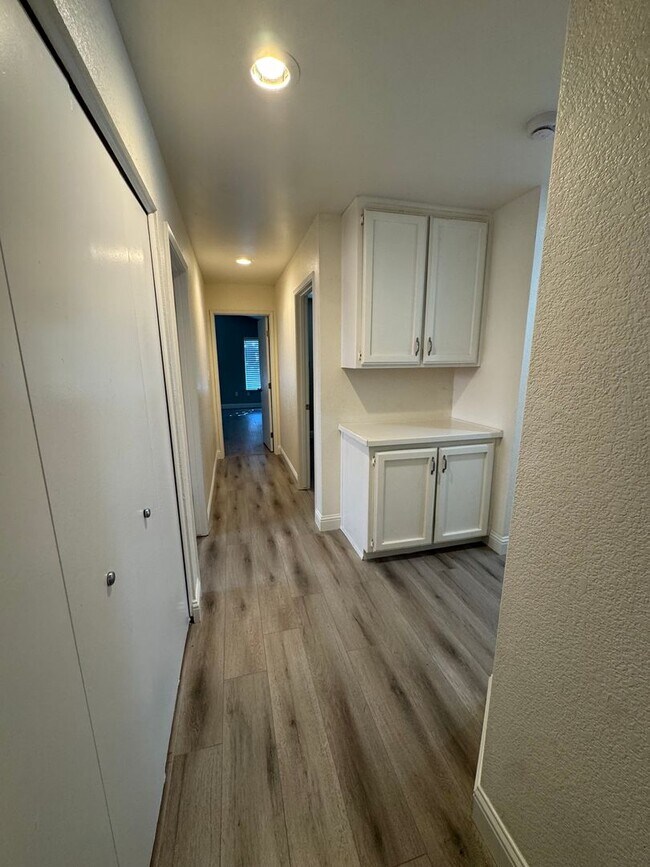 Building Photo - Remodeled Silver Creek Beauty